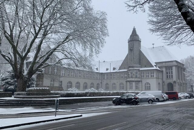 Zu sehen ist das Schwerter Rathaus im Schnee.