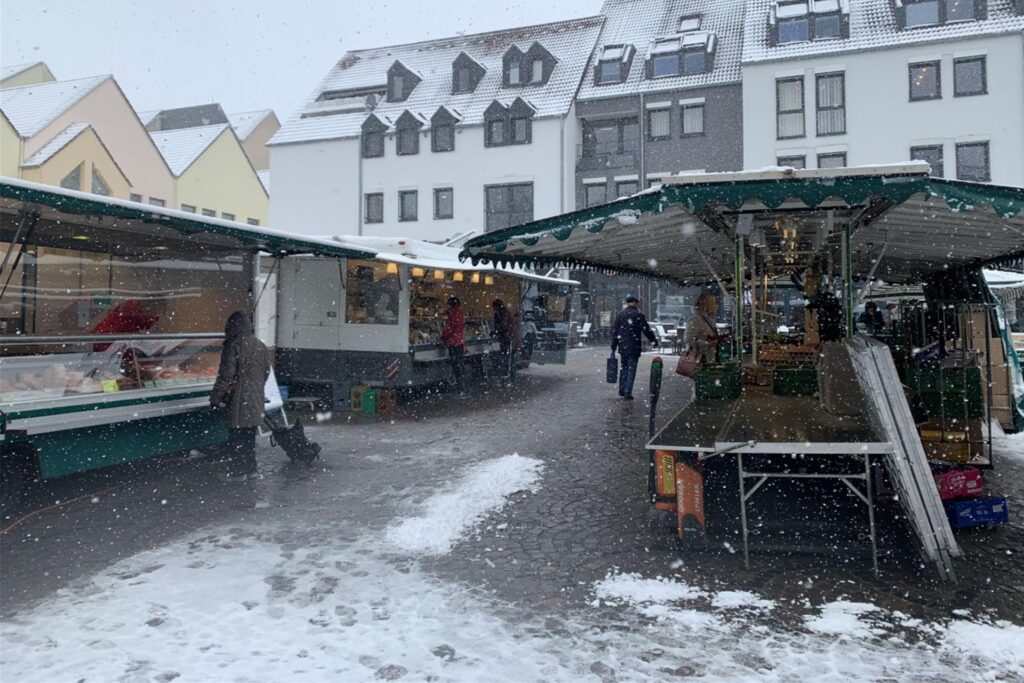 Zu sehen sind Marktstände im Schnee.