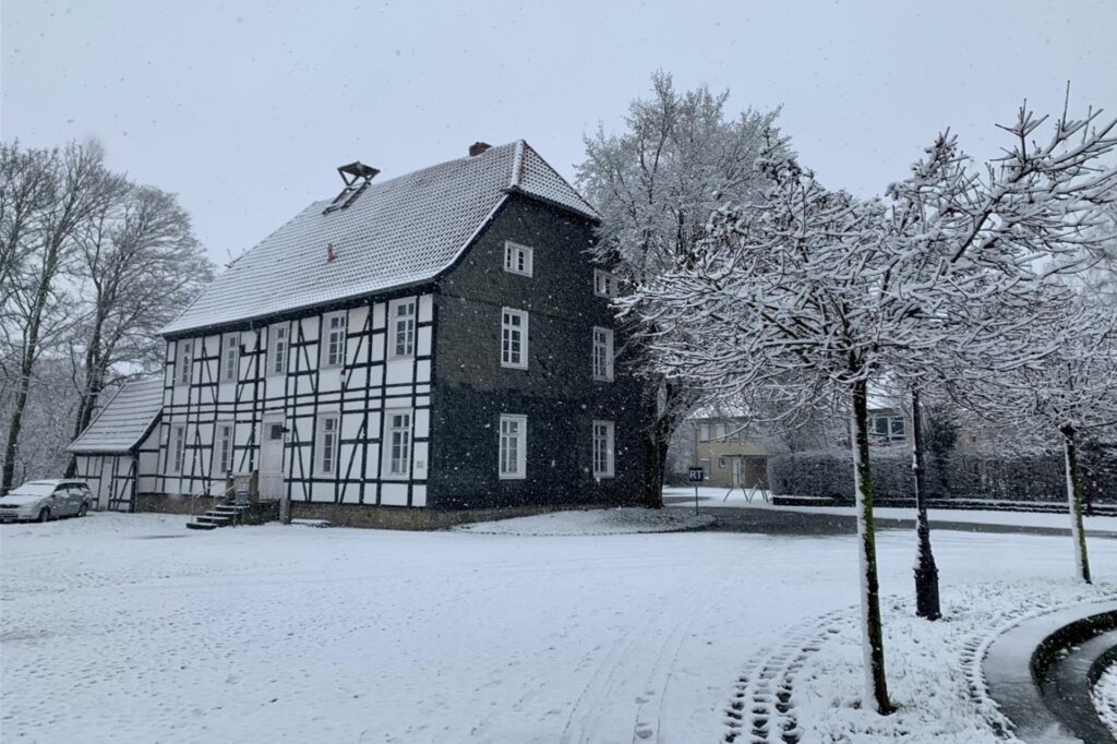 Zu sehen ist der Wuckenhof im Schnee.