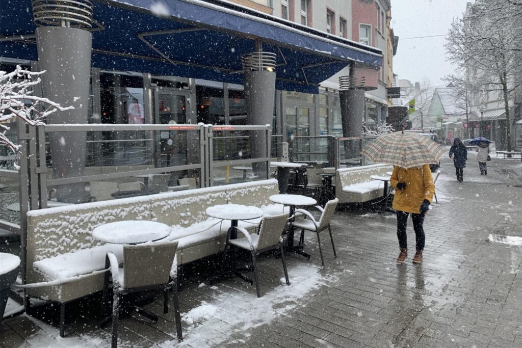 Die Eisdiele Venezia hat noch geschlossen und die Sitzmöglichkeiten sind mit Schnee bedeckt.