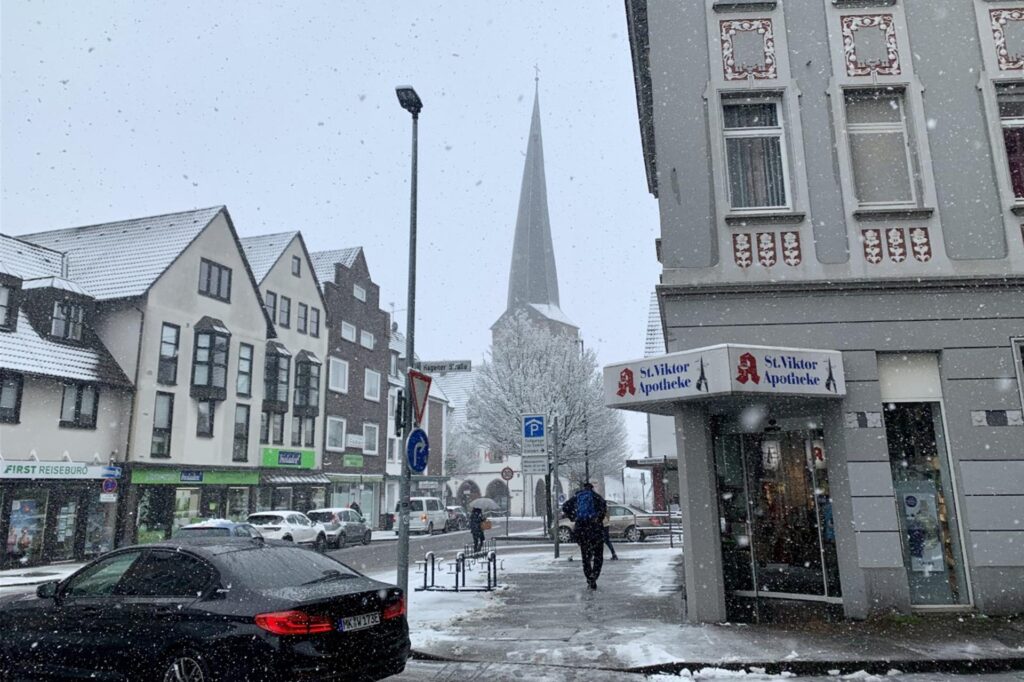 Der Turm der St. Viktor-Kirche und ein Auto sind zu sehen.
