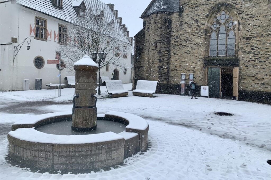 Der Brunnen vor der St. Viktor-Kirche ist mit Schnee bedeckt.