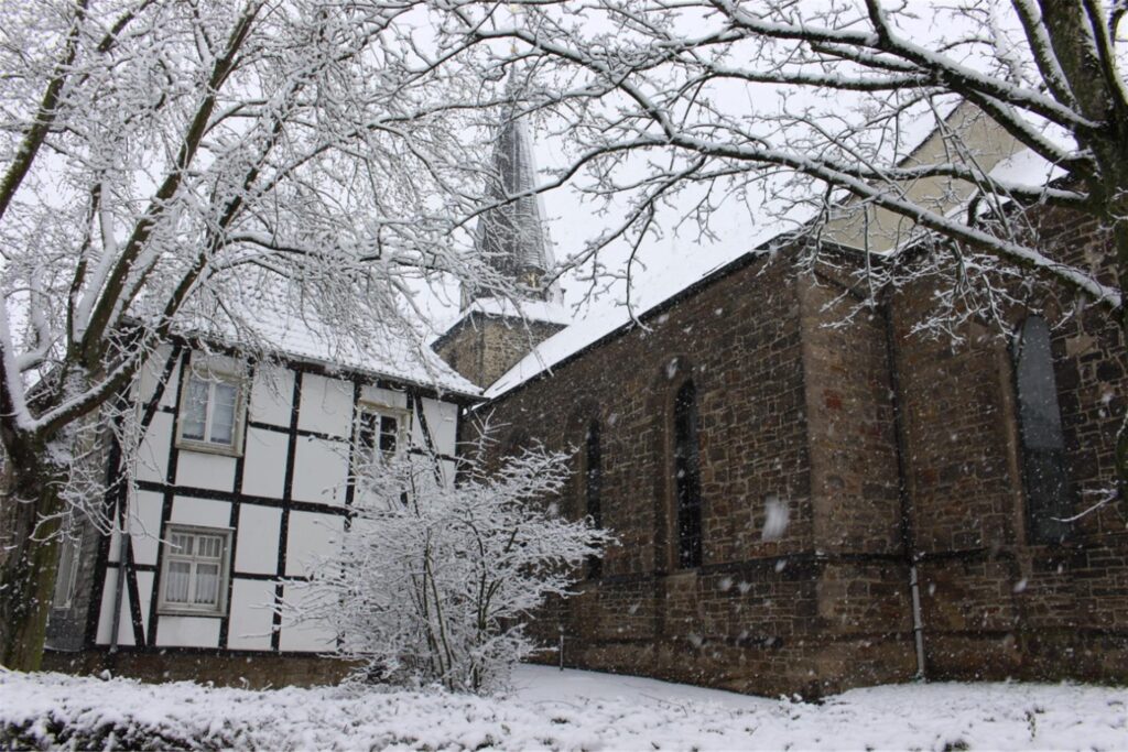 Zu sehen ist die evangelische Kirche in Westhofen.