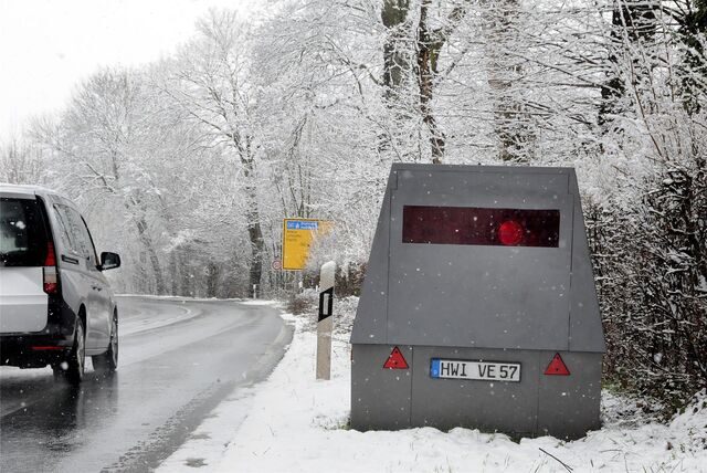Der Superblitzer des Kreises Unna ist wieder an einer Haupteinfahrtsstraße von Schwerte postiert. Der Wintereinbruch kann ihn nicht stoppen.