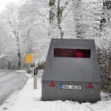 Der Superblitzer des Kreises Unna ist wieder an einer Haupteinfahrtsstraße von Schwerte postiert. Der Wintereinbruch kann ihn nicht stoppen.
