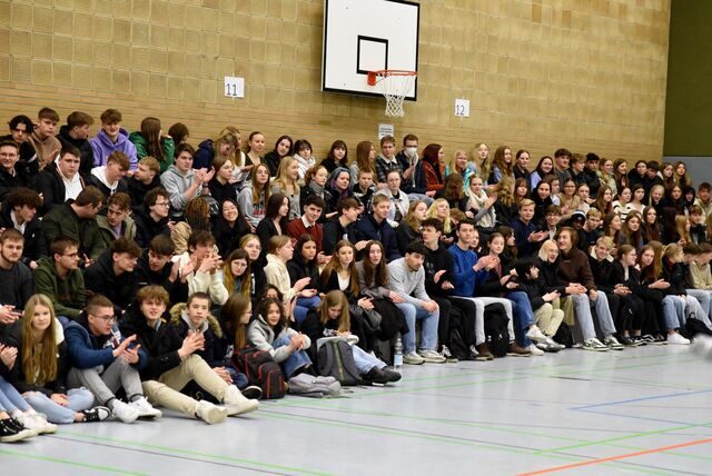 Schülerinnen und Schüler des Anne-Frank-Gymnasiums freuen sich über ihre Sportabzeichen und applaudieren.