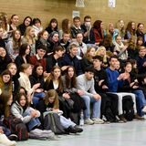 Schülerinnen und Schüler des Anne-Frank-Gymnasiums freuen sich über ihre Sportabzeichen und applaudieren.