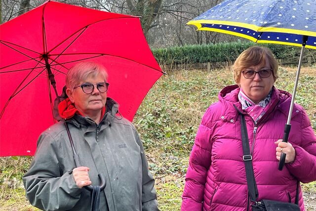 Andrea Komac und Ulrike Bööck vom Tierschutzverein Lünen sind enttäuscht, dass sie von einen auf den anderen Tag eine Hütte zur Pflege von Tieren räumen und abreißen mussten.