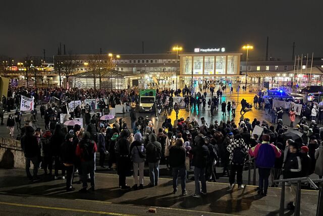 Hunderte Personen sind vom Friedensplatz am Hauptbahnhof vorbei zum Nordmarkt gezogen.