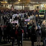 Hunderte Personen sind vom Friedensplatz am Hauptbahnhof vorbei zum Nordmarkt gezogen.