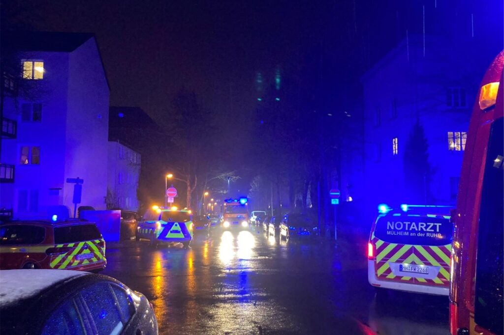 Die Feuerwehr rückt zu einem Küchenbrand in Mülheim aus. Die Feuerwehr rückt zu einem Küchenbrand in Mülheim aus.