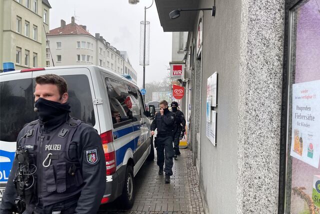 Polizisten verlassen ein Haus in der Saarlandstr.
