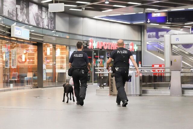 Polizisten kontrollieren am Gelsenkirchener Hauptbahnhof.