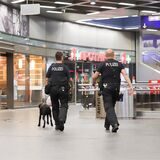 Polizisten kontrollieren am Gelsenkirchener Hauptbahnhof.