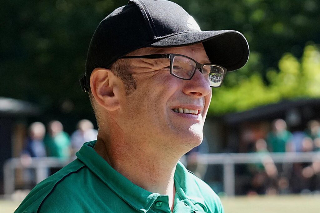 Uli Neuhaus, Co-Trainer des SV Bausenhagen, beobachtet das Spiel Uli Neuhaus, Co-Trainer des SV Bausenhagen, beobachtet das Spiel