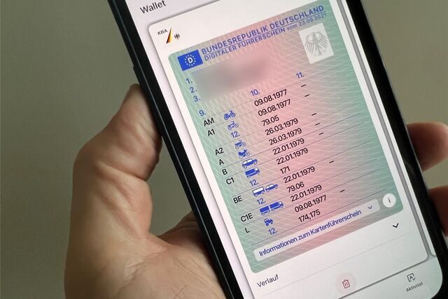 Ein Mann hält ein iPhone mit der App „ID Wallet“, in der die digitale Variante eines Führerscheins zu sehen ist.