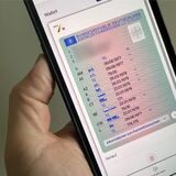 Ein Mann hält ein iPhone mit der App „ID Wallet“, in der die digitale Variante eines Führerscheins zu sehen ist.
