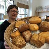 Tanja Schröder bietet demnächst mit ihrer Geschäftspartnerin Delia Mols Brötchen, Brot und Kuchen auf Bestellung im Laden am Bruayplatz an.