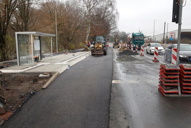 Ein Radlader steht an der Baustelle der neuen Bushaltestelle am Ostenhellweg.