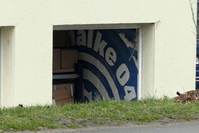 An der Wand eines Kellers ist das Vereinszeichen des FC Schalke 04 zu sehen.