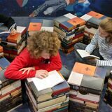 Die Stadtbücherei Fröndenberg will auch für Schülerinnen und Schüler ein Ort zum Verweilen und Lernen werden.
