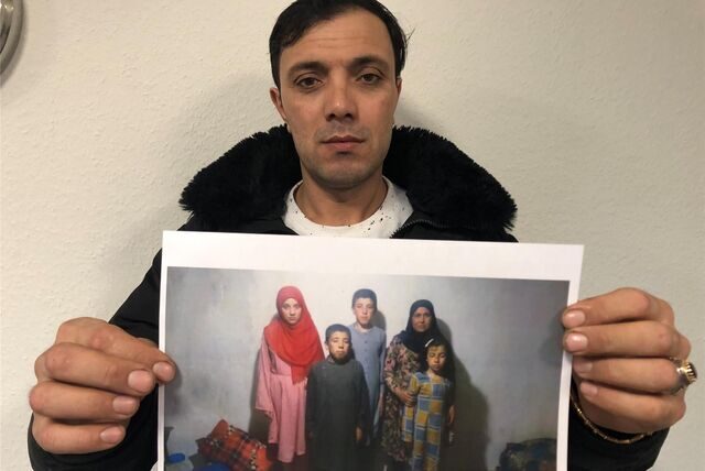 Der Gerüstbauer Rohollah Torani mit dem Foto seiner Familie.