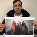 Der Gerüstbauer Rohollah Torani mit dem Foto seiner Familie.