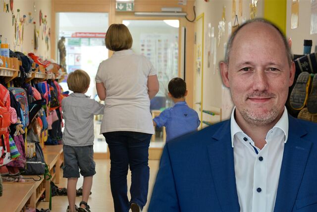 Eine Erzieherinnen mit zwei Kindern an der Hand und Dortmunds Personaldezernent Christian Uhr.