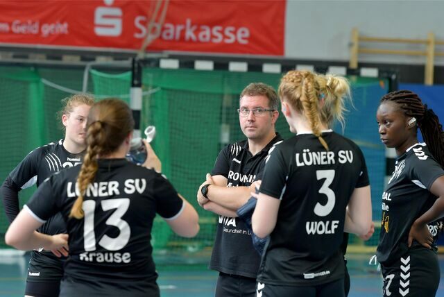 Marcel Mai steht im Spielerinnenkreis.