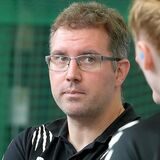 Marcel Mai steht im Spielerinnenkreis.