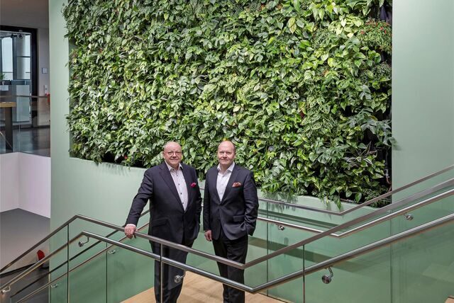 Der REWE-Vorstandsvorsitzende Andreas Schmidt und Vorstand Matthias Guhling im neuen zukunftsorientierten Bürogebäude der REWE Dortmund.