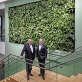 Der REWE-Vorstandsvorsitzende Andreas Schmidt und Vorstand Matthias Guhling im neuen zukunftsorientierten Bürogebäude der REWE Dortmund.
