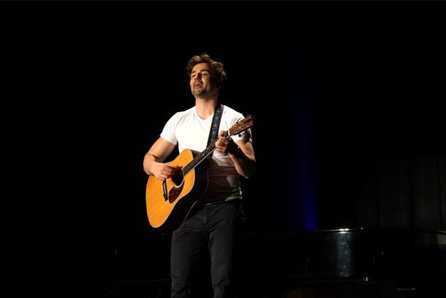 Comedian Lars Redlich mit Gitarre