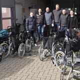 Gespendete Rollstühle, Helfer und Vertreter der Stadt auf dem Baubetriebshof.