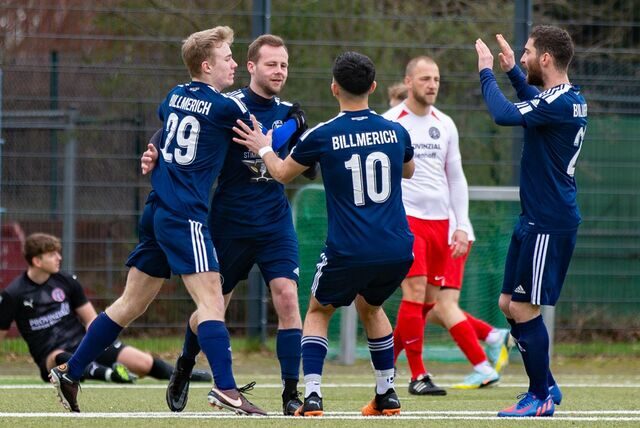 Marvin Schmidt (r.) erkämpfte sich mit seinen Teamkollegen einen Sieg gegen Mühlhausen U23.