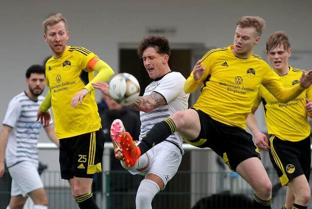 Timo Milcarek (l.) und Niklas Wagner (r.) nehmen Jonah Ernst in die Zange.