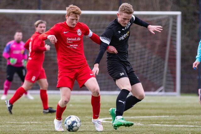 Jonas Appelhoff (l.) von RW Unna kämpft mit Wethmars Laurenz Resch (r.) um den Ball.