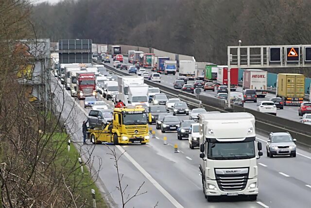 Nach einem Unfall staut sich der Verkehr auf der A1 bei Holzwickede.