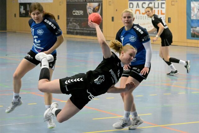 Katja Lohölter im Sprungwurf.