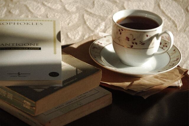 bücher und kaffee in einer tasse