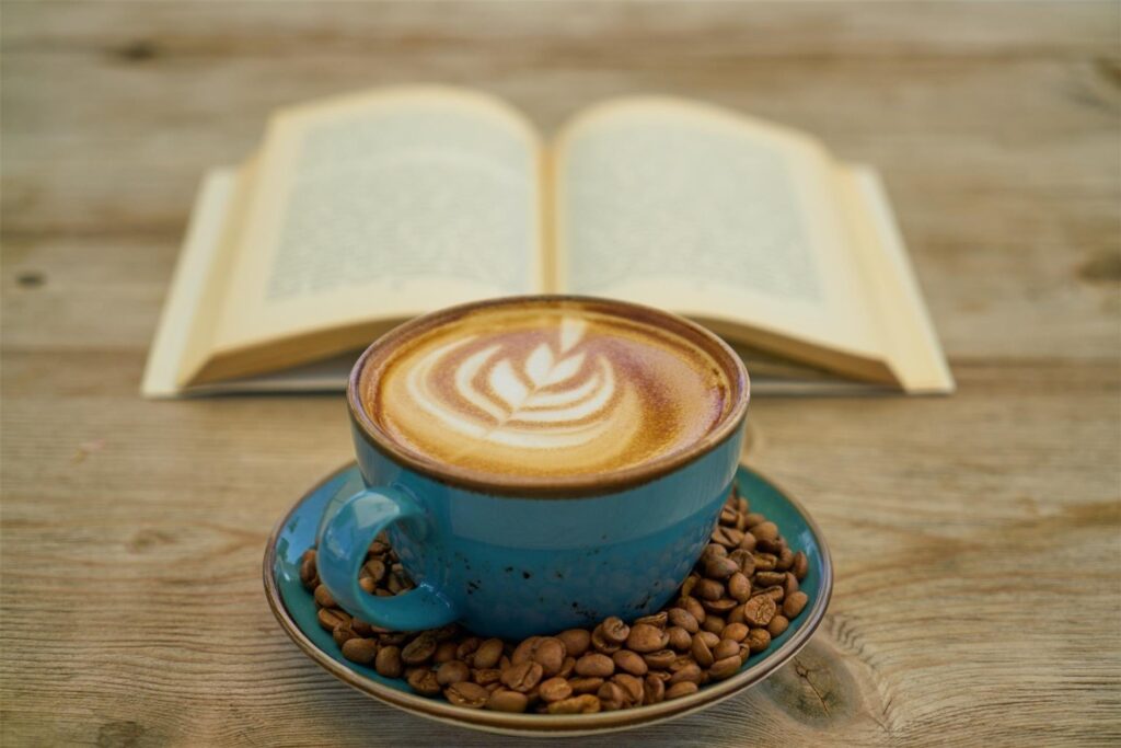 tasse kaffee und ein buch 