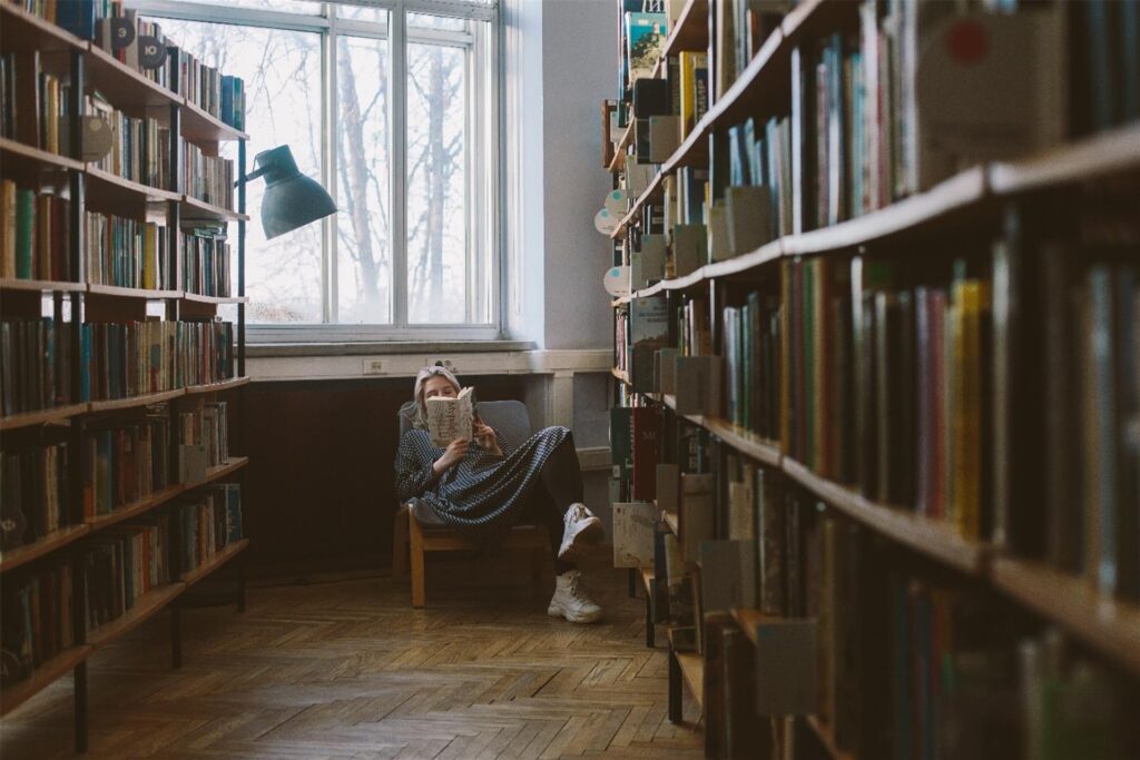 frau liest in einer bibliothek