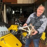 Günter Berglar aus Fröndenberg mit dem Rahmen, den er aus dem Suzuki-Motorrad ausgebaut hat. Für den neu eingebauten Rahmen erhält er von der Straßenverkehrsbehörde Kreis Unna keine Schlaggenehmigung, um die Fahrzeugindentifizierungsnummer anzubringen.
