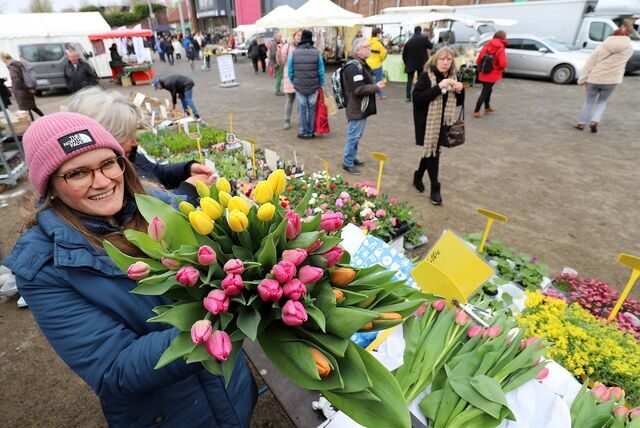 Eine Frau hält an einem Stand auf dem Fröndenberger Frühlingsmarkt einen Strauß Tulpen in der Hand.