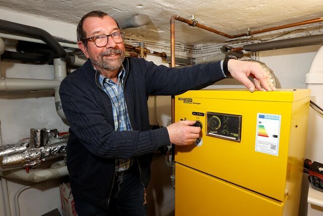 Rainer Schmidt aus Bergkamen-Rünthe steht in seinem Keller neben seiner Gasheizung.