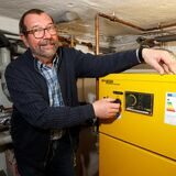 Rainer Schmidt aus Bergkamen-Rünthe steht in seinem Keller neben seiner Gasheizung.