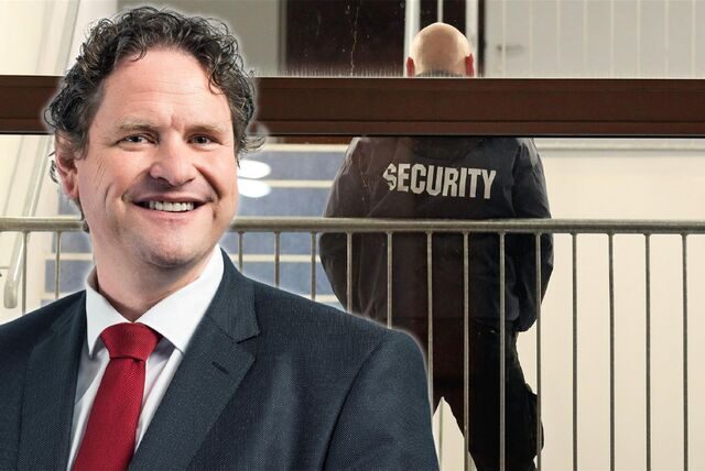 DSW21-Arbeitsdirektor Harald Krauss und ein Sicherheitsmann im Hintergrund
