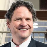 DSW21-Arbeitsdirektor Harald Krauss und ein Sicherheitsmann im Hintergrund