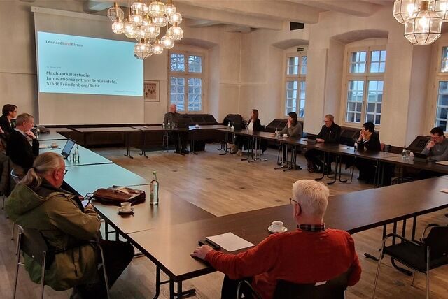Die Lenkungsgruppe tagte am 31. Januar im Stiftssaal gemeinsam mit dem Beratungsbüro Lennardt und Birner aus Dortmund zur Machbarkeitsstudie für ein Innovationszentrum im künftigen Gewerbegebiet Schürenfeld.