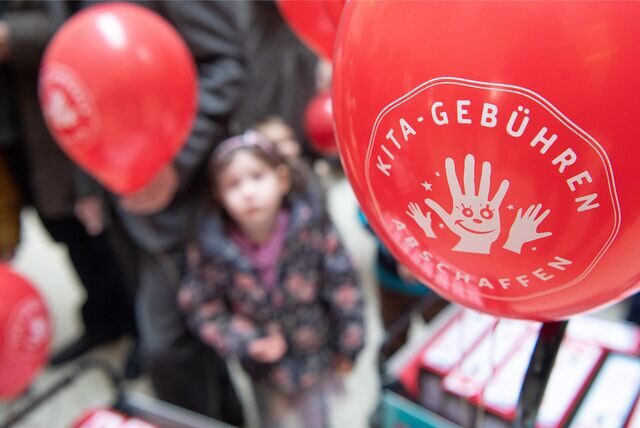 Ein Luftballon mit der Aufschrift „Kitagebühren abschaffen“ bei einer Demo (Symbolfoto). In NRW sind die beiden letzten Kitajahre beitragsfrei. Ministerpräsident Hendrik Wüst hat im Wahlkampf 2022 ein drittes beitragsfreies Jahr versprochen.